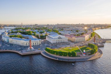 Vasilyevsky Adası'nın tükürüğü. St. Petersburg'da. Neva Nehri. Petersburg'un yaz manzarası. Exchange. Rastral sütunlar. Merak Kabinesi. Saray Köprüsü.