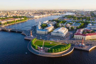 Vasilyevsky Adası'nın tükürüğü. St. Petersburg'da. Neva Nehri. Petersburg'un yaz manzarası. Exchange. Rastral sütunlar. Merak Kabinesi. Saray Köprüsü.