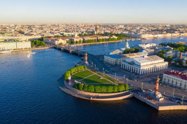 Vasilyevsky Adası'nın tükürüğü. St. Petersburg'da. Neva Nehri. Petersburg'un yaz manzarası. Exchange. Rastral sütunlar. Merak Kabinesi. Saray Köprüsü.