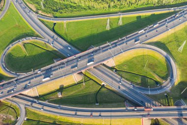 Karayolu üzerinde üst görünümü, bir şehrin havadan görünümü kavşak, drone shot, Expressway önemli bir altyapı.