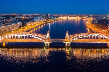 St. Petersburg, beyaz geceler, Bolşeokhtinsky köprüsü. Yaz Petersburg dönüm noktası. Drone'dan fotoğraf.