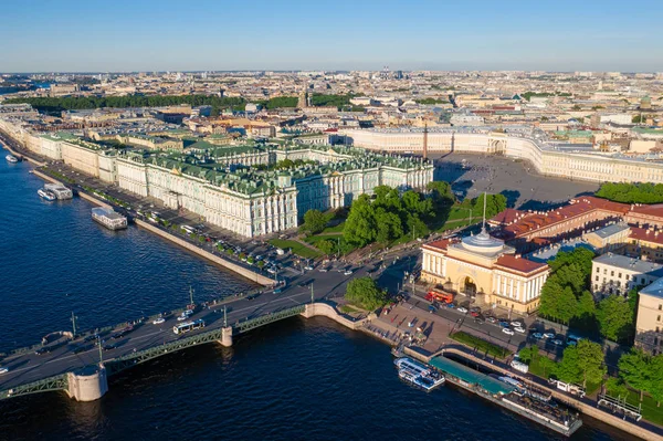 Widok z lotu ptaka z centrum miasta, Plac Pałacowy, Państwowe Muzeum Ermitażu (Pałac zimowy), rzeka Neva. Panoramę Petersburga. — Zdjęcie stockowe