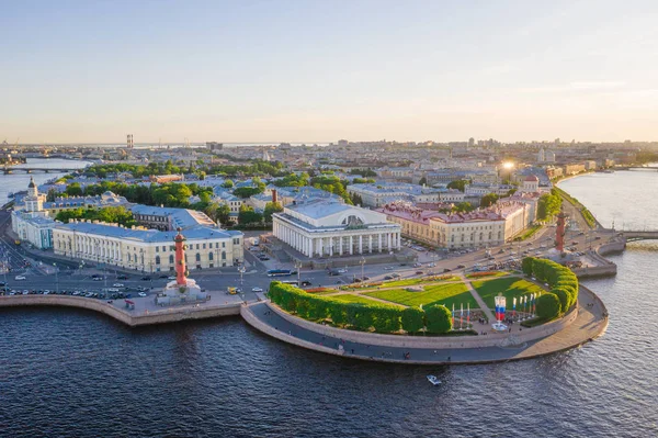 Cuspo de Ilha de Vasilyevsky. São Petersburgo. Rio Neva. Vista de verão de Petersburgo. Troca. Colunas rastrais. O Gabinete de Curiosidades. A Ponte do Palácio . — Fotografia de Stock