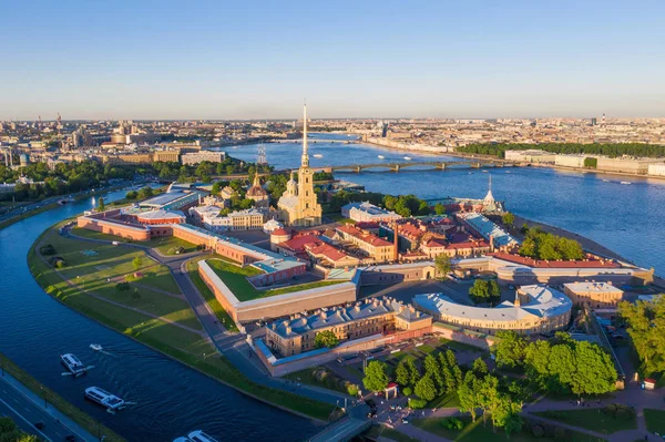 Uitzicht vanaf het gedreun van de Peter en Paul Fortress, St. Petersburg — Stockfoto