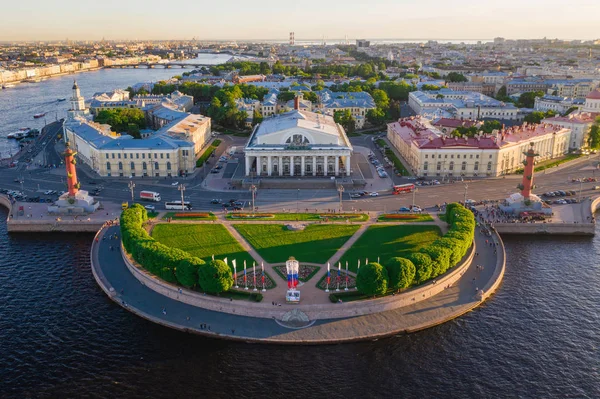 Spit of Vasilyevsky Island. St. Petersburg. Neva River. Summer view of Petersburg. Exchange. Rastral columns. The Cabinet of Curiosities. The Palace Bridge. — Stock Photo, Image