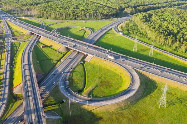 Karayolu üzerinde üst görünümü, bir şehrin havadan görünümü kavşak, drone shot, Expressway önemli bir altyapı.