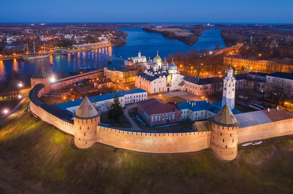 Veliky Novgorod, eski şehir, Kremlin'in antik duvarları, Ayasofya Katedrali. Rusya'nın ünlü turistik yer.