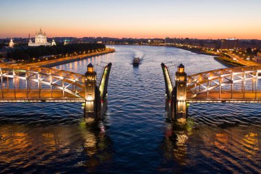 St. Petersburg, beyaz geceler, boşanmış Bolşeokhtinsky köprüsü. Yaz Petersburg ana cazibe.