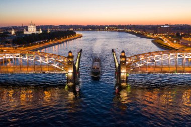 St Petersburg, beyaz geceler, boşanmış Bolşeokhtinsky köprüsü, Neva boyunca gemilerin geçişi.