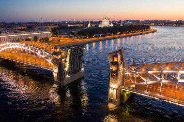 St. Petersburg, beyaz geceler, boşanmış Bolşeokhtinsky köprüsü. Yaz Petersburg ana cazibe. Drone'dan fotoğraf.
