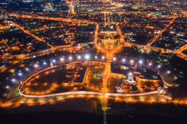 Veliky Novgorod, eski şehir, Kremlin'in antik duvarları, Ayasofya Katedrali. Rusya'nın ünlü turistik yer.