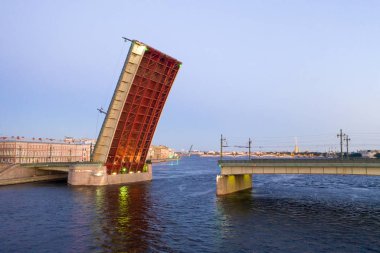 Haziran sabahı erken saatlerde boşanmış Liteyny Köprüsü. St. Petersburg'da beyaz geceler. Rusya