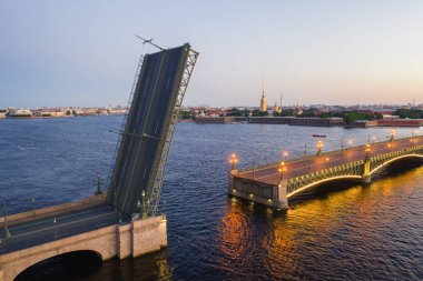 Petersburg Rusya. Kargo gemisi köprünün altına geçiyor. Petersburg köprüleri. Trinity Köprüsü. Petersburg 'da beyaz geceler. Rusya şehirleri.