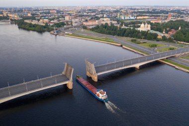 St. Petersburg'da. Rusya. Alexander Nevsky Köprüsü kalktı. Petersburg'un asma köprüleri. Neva Nehri'nde gezinti. Rusya'nın şehirleri. St. Petersburg Panoraması.