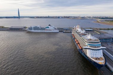 St. Petersburg, Rusya - Haziran, 2019: Deniz yolcu yatağı. Deniz gemileri. Dünyanın en iyi yolcu gemisi. St Petersburg uluslararası limanında Yolcu gemileri. Rusya, liman Sea Facade
