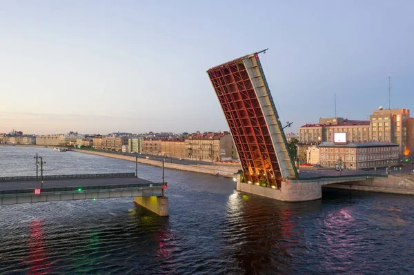 Haziran sabahı erken saatlerde boşanmış Liteyny Köprüsü. St. Petersburg'da beyaz geceler. Rusya