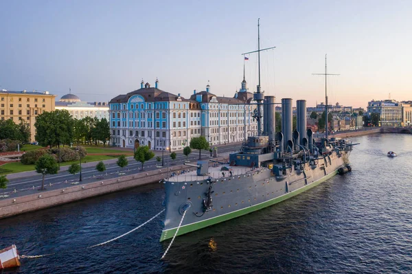 Крейсер "Аврора" в Санкт-Петербурге, Россия. Русский крейсер "Аврора". Корабль-музей Авроры в Санкт-Петербурге . — стоковое фото