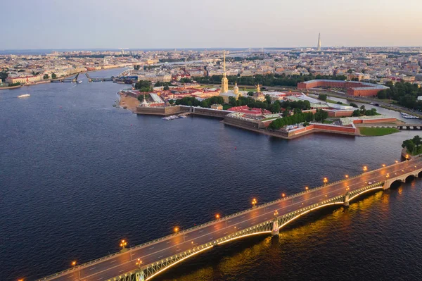 Petersburg Rusia. Puentes de Petersburgo. Trinity Bridge. Noches blancas en Petersburgo. Ciudades de Rusia . — Foto de Stock
