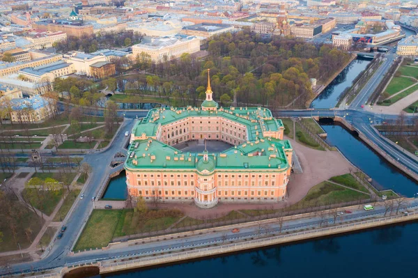 Saint-Petersburg. Russia. Panorama of St. Petersburg city at summer sunset. Engineering castle top view. Mikhailovsky castle. Architectural monuments of Petersburg. Museums of St. Petersburg. — Stock Photo, Image