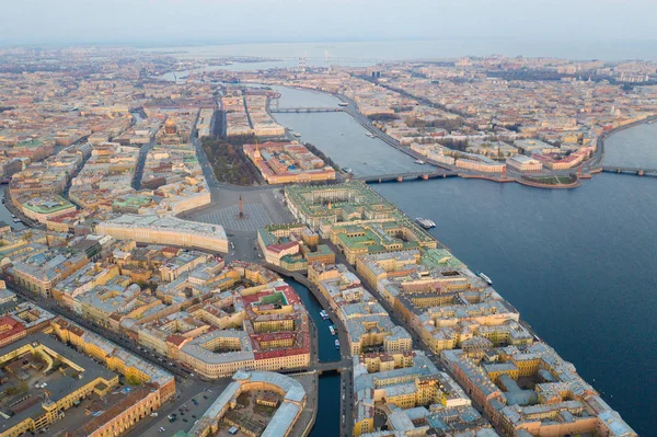 Vista aérea paisaje urbano del centro de la ciudad, Plaza del Palacio, Museo Estatal del Hermitage (Palacio de Invierno), Río Neva. San Petersburgo skyline — Foto de Stock