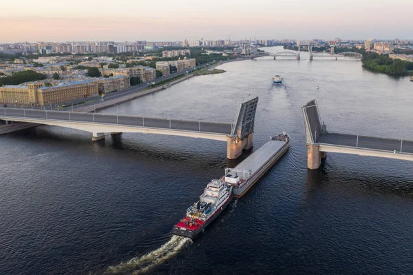 Санкт-Петербург. Россия. Мост Александра Невского поднят. Разводные мосты Петербурга. Навигация по Неве. Города России. Панорама Санкт-Петербурга . — стоковое фото