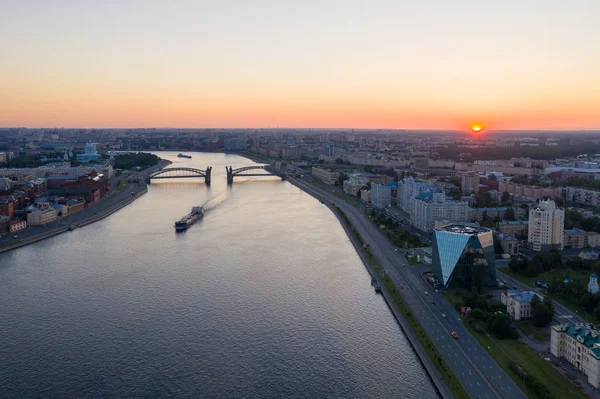 Санкт-Петербург. Россия. Большеохтинский мост поднят. Мост Петра Великого на закате. Разводные мосты Петербурга. Навигация по Неве. Города России. Панорама Санкт-Петербурга . — стоковое фото