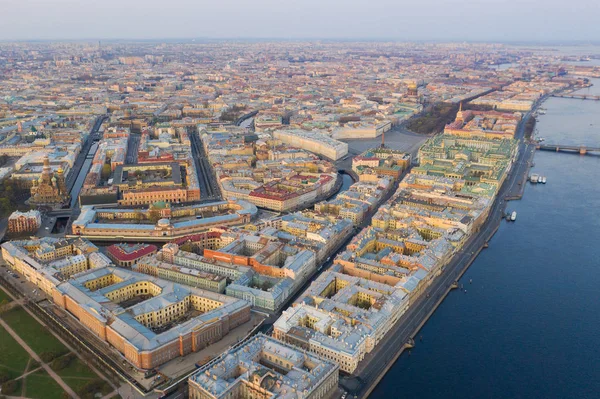 Luftaufnahme Stadtbild der Innenstadt, Palastplatz, staatliche Einsiedelei Museum (Winterpalast), Fluss Newa. Petersburger Skyline — Stockfoto