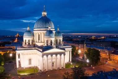 St. Petersburg'da. Rusya. St. Petersburg'daki Trinity Katedrali. Akşam Izmailovsky Katedrali. St. Petersburg tapınakları. St. Petersburg'un akşam panoraması. Rus şehirleri.