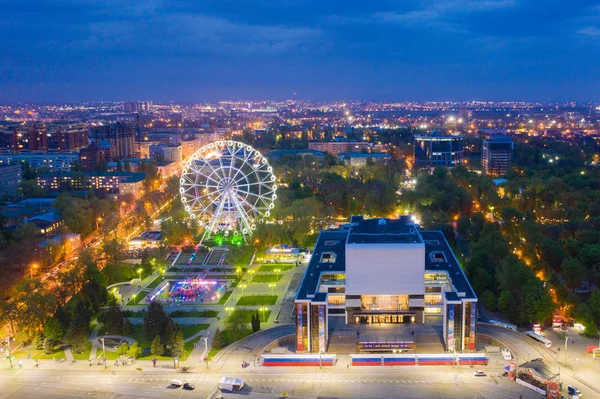 ROSTOV-ON-DON, RUSSIA - MAY 2019: landmark Ferris wheel "One Sky", New attraction of the city and Gorky Theater, Aerial view. Rostov-on-Don. Russia — Stock Photo, Image