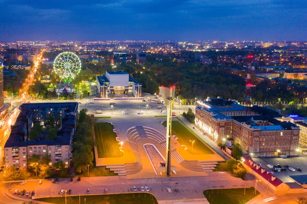 Rostov-On-Don, Rusya - Mayıs 2019: "Nazilerden Rostov-on-Don'un savaşçı-kurtarıcıları" anıtı. Stel heykel zafer nikee tanrıçası ile dekore edilmiştir. Havadan görünüm. — Stok fotoğraf