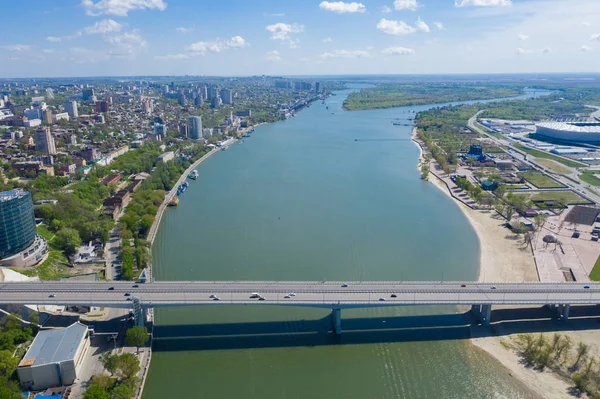 Luchtfoto van Rostov aan de Don en de rivier Don. Rusland — Stockfoto