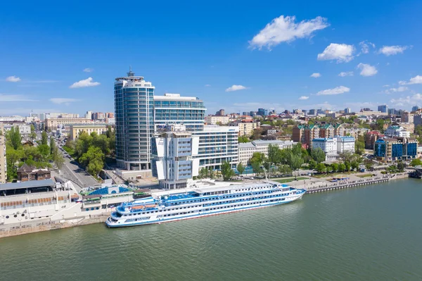 ROSTOV-ON-DON, RUSIA - MAYO 2019: Vista aérea de Rostov-on-Don y el río Don. Rusia — Foto de Stock