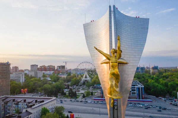 ROSTOV-ON-DON, RÚSSIA - MAIO 2019: A estela memorial "guerreiros-libertadores de Rostov-on-Don dos nazistas" .A estela é decorada com escultura a deusa da vitória Nikee. Vista aérea . — Fotografia de Stock