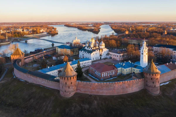 Veliky Novgorod, eski şehir, Kremlin'in antik duvarları, Ayasofya Katedrali. Rusya'nın ünlü turistik yer.