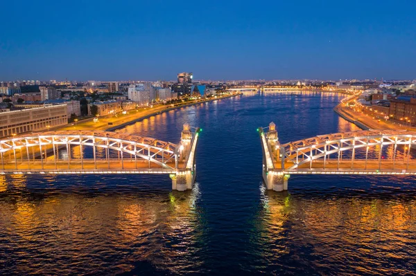 Pietari, valkoiset yöt, Bolsheokhtinskin silta. Kesän maamerkki Pietari. Kuva lennokista . — kuvapankkivalokuva