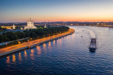St. Petersburg'da. Rusya. Gün batımında harika. Petersburg'un asma köprüleri. Neva Nehri'nde gezinti. Rusya'nın şehirleri. St. Petersburg Panoraması