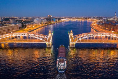 St. Petersburg'da. Rusya. Bolşeokhtinsky köprüsü kaldırıldı. Peter Köprüsü. Petersburg'un asma köprüleri. Neva Nehri'nde gezinti. Rusya'nın şehirleri. St. Petersburg Panoraması.