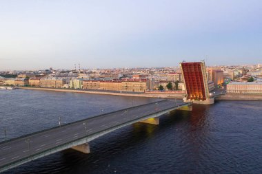 Haziran sabahı erken saatlerde boşanmış Liteyny Köprüsü. St. Petersburg'da beyaz geceler. Rusya
