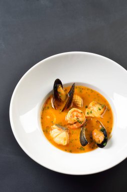 Karides ile Tom Yam kung Baharatlı Tay çorbası, kase kopya alanda deniz ürünleri