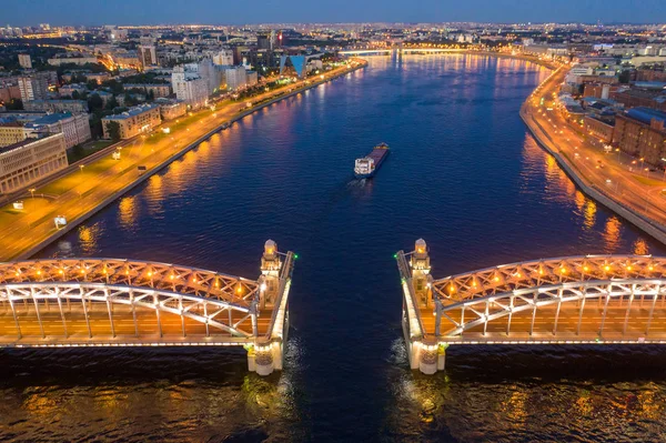 St Petersburg, beyaz geceler, boşanmış Bolşeokhtinsky köprüsü, Neva boyunca gemilerin geçişi. — Stok fotoğraf