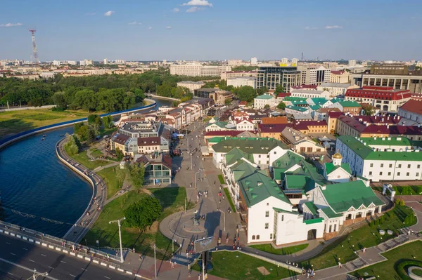 Vista aérea de un suburbio de Trinity - centro histórico antiguo, y la ciudad de Minsk, Minsk, Bielorrusia . — Foto de Stock