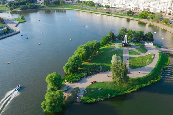 Havadan görünümü, Cityscape Minsk, Beyaz Rusya'nın. Yaz sezonu, günbatımı zamanı. Nemiga bölge Panoraması — Stok fotoğraf