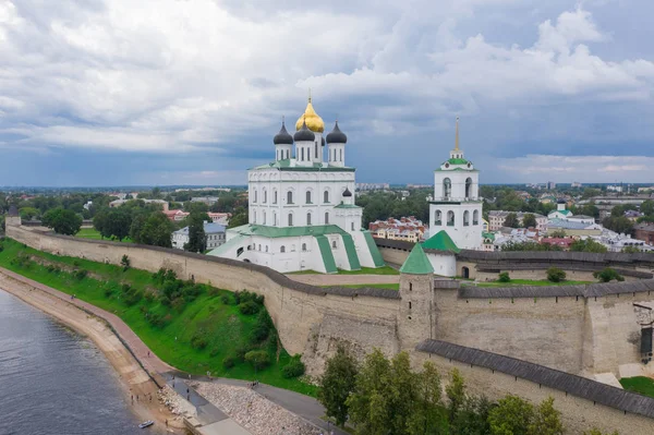 Řeka Velikaya. Pohled na Pskovskou Kreml a Trojici — Stock fotografie