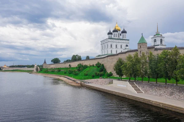 Letecké panorama pohled církve Pskov Kreml a Trinity Cathedral, Rusko — Stock fotografie