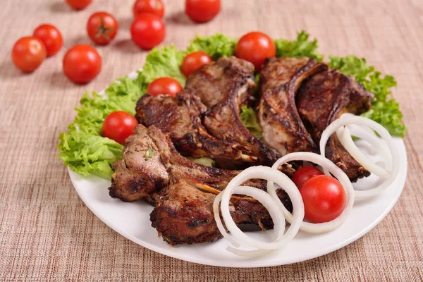 Barbecue su un piatto con erbe e verdure. Ristorante russo. Il concetto del menu . — Foto Stock