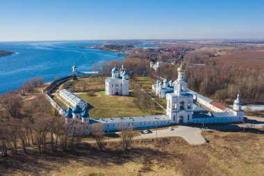St. Yuriev Manastırı tapınaklarının görünümü (hava fotoğrafçılığı). Veliky Novgorod, Rusya Federasyonu