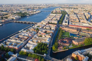 Tarihi şehrin havadan insansız hava aracı görünümü, iki yapay nehir kanalı arasındaki modern park, merkezde yuvarlak bina, yeni Hollanda, Saint Petersburg, Rusya