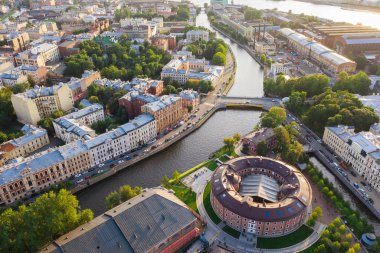 Tarihi şehrin havadan insansız hava aracı görünümü, iki yapay nehir kanalı arasındaki modern park, merkezde yuvarlak bina, yeni Hollanda, Saint Petersburg, Rusya