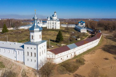 St. Yuriev Manastırı tapınaklarının görünümü (hava fotoğrafçılığı). Veliky Novgorod, Rusya Federasyonu