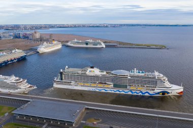 St. Petersburg, Rusya - Haziran, 2019: Yolcu gemisi Aida Prima, St. Petersburg yolcu limanından hareket ediyor. Rusya'nın kuzeyinde deniz limanı.